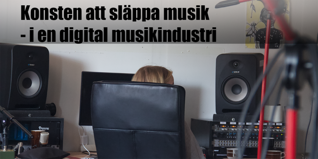 Hedvig olsson frånvänd från kameran sitter i sin studio och spelar in musik. 