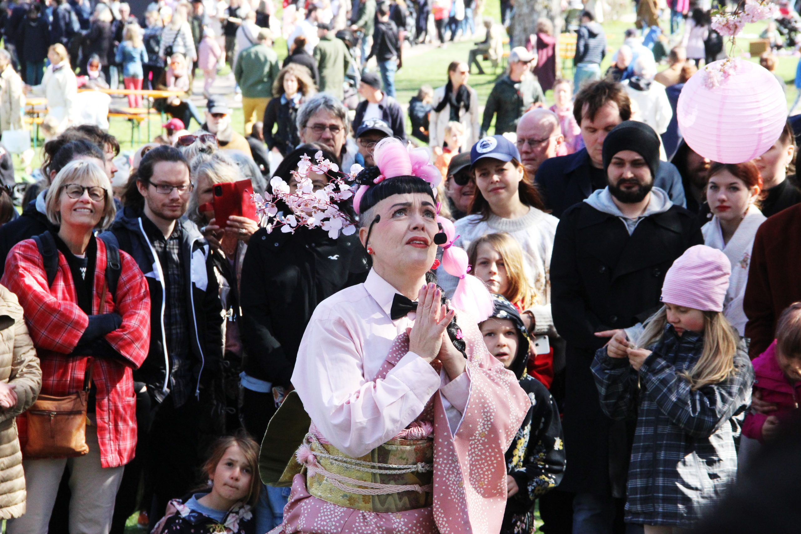 Ami Skånberg Dahlstedt visar upp Sakuradans